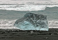 Diamond Beach Berg in Black Sand