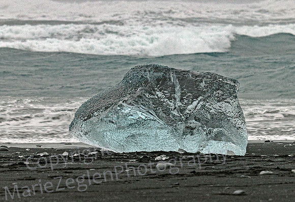 Diamond Beach Berg in Black Sand
